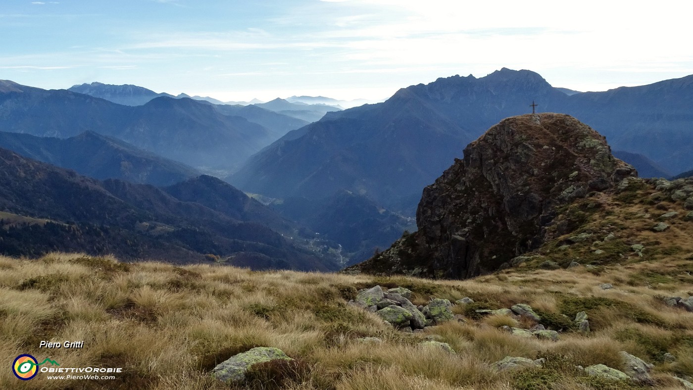 56 Vista sulla croce del Mincucco-torrione roccioso (1832 m).JPG -                                